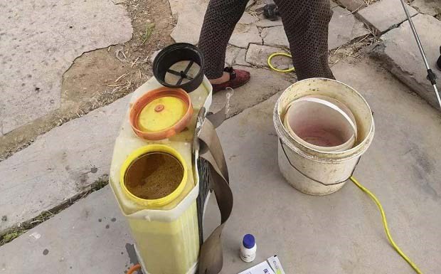 喷施除草剂后，喷雾机具如何清洗？